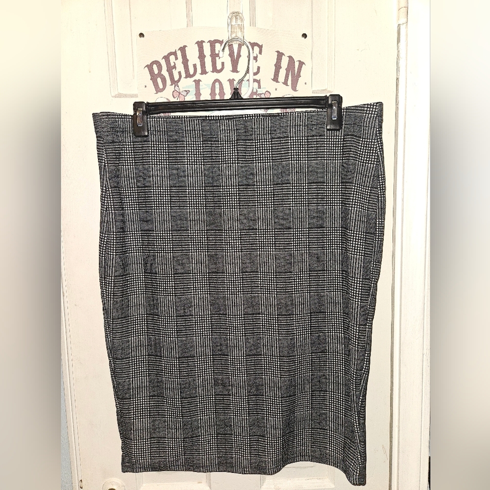 Classic Black and White Plaid Pencil Skirt Knee Length
